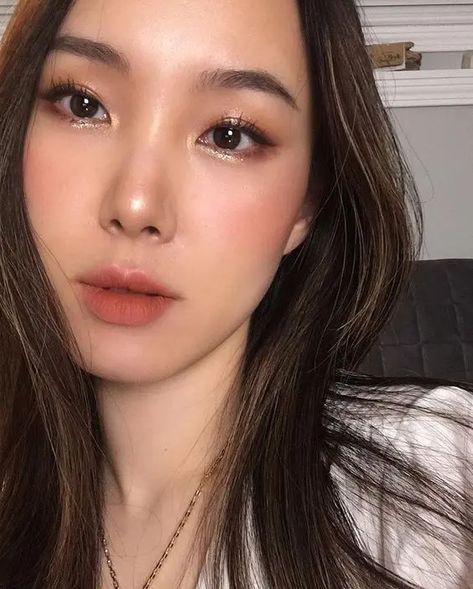 a gorgeous shiny makeup with a matte nude lip with a kissed effect, brown eyeshadows and touches of glitter, glowy skin is wow Asian Skin Tone, Shiny Makeup, Monolid Makeup, Asian Makeup Looks, Asian Bridal Makeup, Korean Makeup Look, Light Makeup Looks, Korea Makeup, Korean Eye Makeup