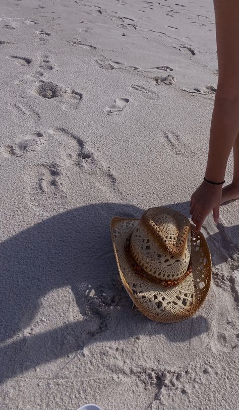 Beach Cowgirl Wallpaper, Cowboy Hat On Beach, Cowboy Beach Aesthetic, Country Beach Aesthetic, Beach Cowgirl Hat, Aesthetic Cowgirl, Beach Cowboy, Coastal Cowgirl Wallpaper, Beach Cowgirl Aesthetic