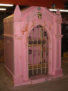 Mausoleum in progress - HauntForum. Amazing! Diy Crypt Halloween Prop, Halloween Mausoleum Diy, Halloween Mausoleum, Halloween Yard Props, Monster Mud, Backyard Fort, Halloween Cemetery, Foam Carving, Halloween Outside