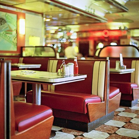 90s Diner, Tv Aesthetic, 1990 Style, 50s Diner, Truck Stop, Diner Decor, Pompe A Essence, Vintage Diner, Diner Recipes