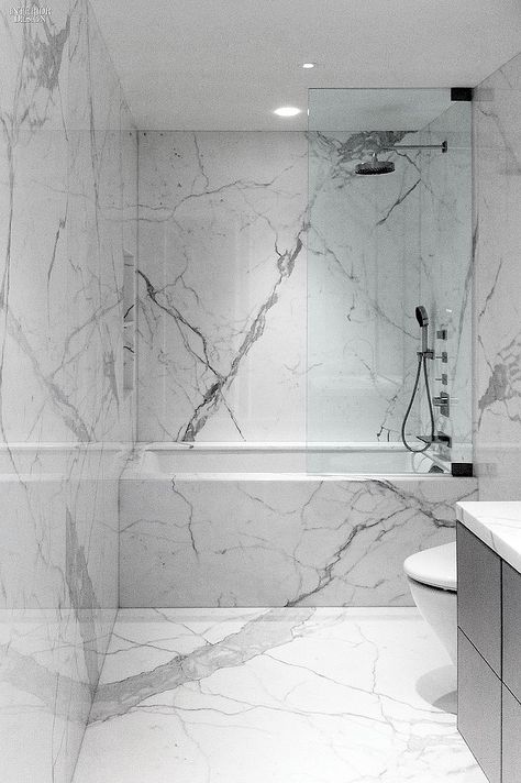 SPAN Architecture Gut Renovates Upper East Side Duplex | In another bathroom, the Carrara marble remains in slab form. #design #interiordesign #interiordesignmagazine #projects #apartments #newyork #nyc Bathroom With Marble, Marble Walls, Design Seed, Marble Tile Bathroom, White Marble Bathrooms, Luxury Bathroom Master Baths, Bilik Air, Marble Bath, Bad Inspiration