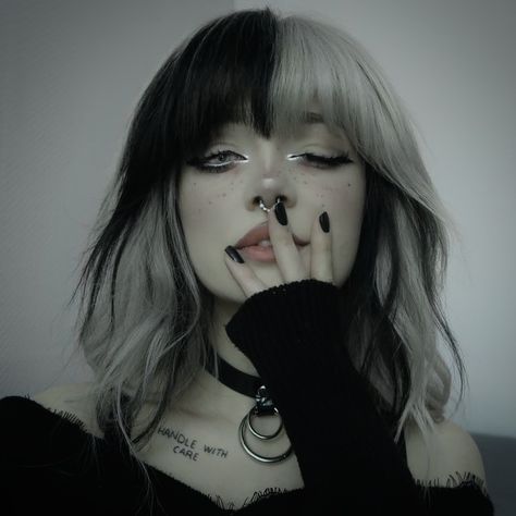 Emo Hair Color Ideas, Emo Hair Color, Cute Egirl, Types Of Hair Color, Short Grunge Hair, Gothic Hairstyles, Split Hair, Dope Makeup, Emo Hair