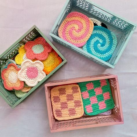 Crocette Coasters, Crochet Coaster Aesthetic, Crochet Coaster Square, Crochet Coasters Cute, Crochet Drink Coasters, Crochet Coaster Ideas, Crochet Market Set Up, Cute Crochet Coasters, Diy Crochet Coasters