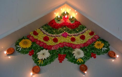 Corner flower rangoli design for Diwali festival Rangoli For Vastu Puja, Flower Pokalam, Corner Flower Rangoli, Corner Rangoli Designs, Rangoli With Flowers, Diwali Decoration Lights, Floral Rangoli, Flowers Rangoli, Creative Rangoli