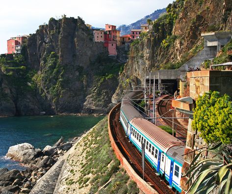 An up-to-date summary about rail travel this year, then a few suggestions, both popular destinations and curious less well-known journeys. Italy Magazine, Scenic Train Rides, Best Vacation Destinations, Train Route, Cities In Italy, Cinque Terre Italy, Explore Italy, Italy Holidays, Orient Express