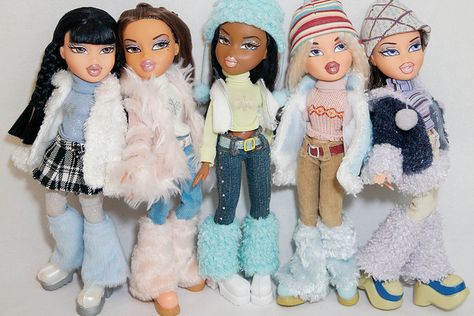 Bratz Wintertime Wonderland <3 Winter Bratz Doll Outfits, Bratz Winter Outfit, Bratz Dolls Original Outfits, Original Bratz Dolls Outfit, Winter Bratz, Bratz Doll Shoes, Five Bratz Dolls, Fashion Pixies Bratz, Bratz Dolls Original