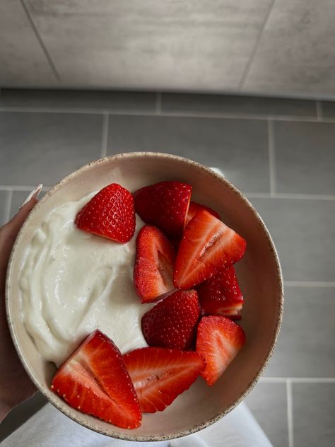 breakfast ideas | healthy recipes | yogurt and fruit bowl | snack ideas Yoghurt With Fruit, Yoghurt Fruit Bowl, Yoghurt Bowl Ideas, Breakfast Yogurt Ideas, Yogurt And Fruit Bowl, Fruit And Yogurt Bowl, Yogurt Fruit Bowl, Fruit Yogurt Bowl, Yogurt Bowl Ideas