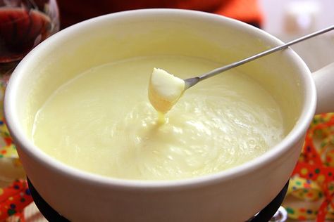 Cheese Fondue Crockpot Fondue, Swiss Cheese Fondue, Swiss Fondue, Fondue Dinner, Fondue Night, Fondue Recipes Cheese, Fondue Party, Fondue Recipes, Kids Cooking Recipes