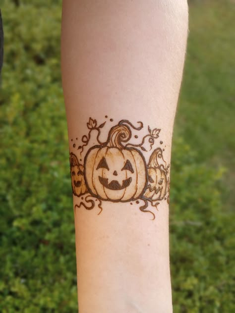 Beginning Henna Designs, Matching Henna Ideas, Henna Step By Step, Eye Henna, Spider Web Henna Design, Henna Designs Halloween, Henna Halloween Designs, Emo Henna Designs, Spider Henna