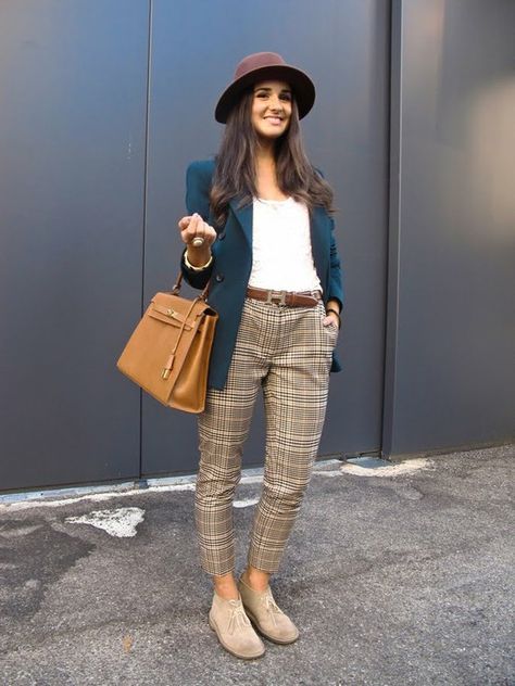 I'm looking for short boots for the fall and winter, and this photo is some great inspiration of how to wear women's desert boots with cropped pants! Desert Boots Women Outfit, Desert Boots Women, Plaid Pants Outfit, How To Wear Flannels, Desert Boot, Boating Outfit, Plaid Outfits, Casual Work Outfits, Desert Boots