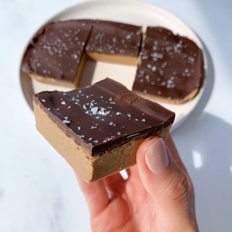 Chocolate Peanut Butter Protein Bars - Calla's Clean Eats Callas Clean Eats, Chocolate Peanut Butter Protein Bars, Snacks For The Week, Homemade Protein Bars, Healthy Frozen Yogurt, Chocolate Peanut Butter Recipes, Peanut Butter Protein Bars, Keto Fudge, Protein Bars Homemade