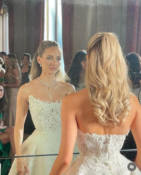 Olivia Stallings Hair Wedding, Old Money Wedding Hair, Elegant Half Up Half Down Wedding Hair, Bridal Hair Brunette, Wedding Half Up Half Down, Bride And Mom, Bridal Half Up Half Down, Old Money Brunette, Street Style Room