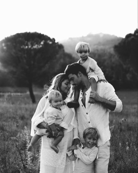 Sunrise Family Photos, Moody Outdoor Family Photos, Midwest Family Photos, Life Style Photography Ideas, 1970s Family Photos, Lifestyle Photoshoot Outfit Ideas, Family Photos Three Children, Dreamy Family Photoshoot, Cinematic Family Photos