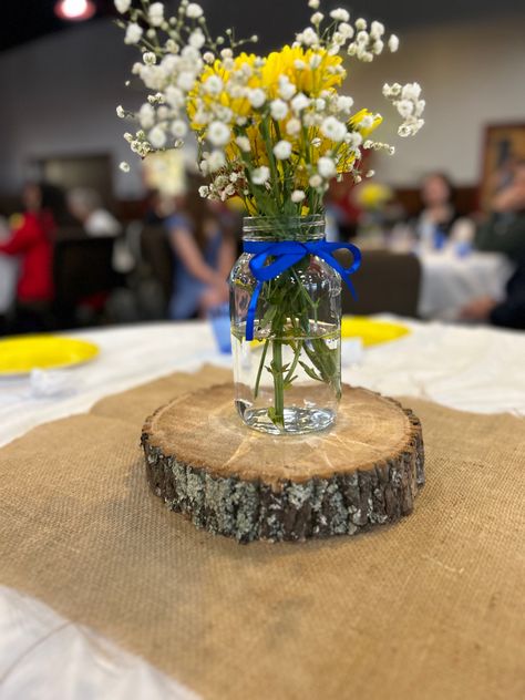 Auction Table Centerpieces, Ffa Christmas Party Ideas, Fundraiser Table Decorations, Ffa Table Decorations, Ffa Senior Table Ideas, School Banquet Centerpieces, Church Banquet Table Decorations, Ffa Centerpieces Banquet Ideas, Ffa Decorations Banquet