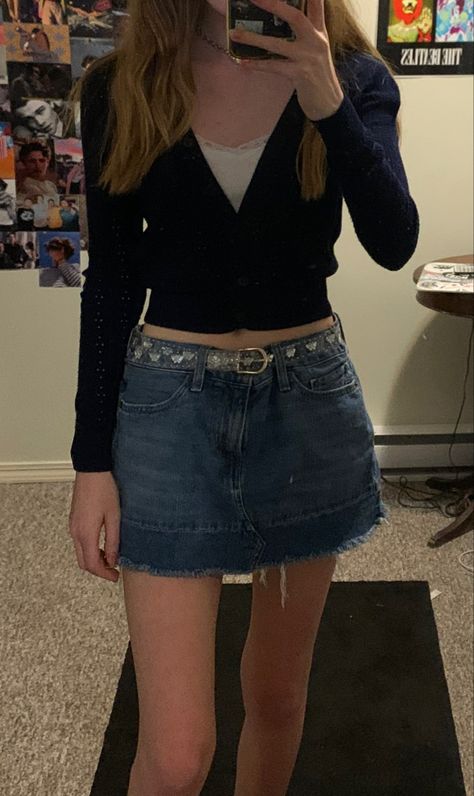 90s Fashion Skirts Mini, 00s Fashion Skirt, 90s Skirt Fashion, Denim Midi Skirt Outfit Y2k, 90s Outfit Skirt, Short Jean Skirt Outfits Y2k, Jean Miniskirt Outfits, 90s Denim Skirt Outfit, Denim Miniskirt Outfits