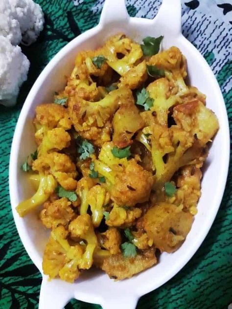 Vegan Cauliflower Recipes, Bengali Recipes, Sauteed Potatoes, Spiced Cauliflower, North Indian Recipes, Aloo Gobi, Main Course Dishes, Veg Food, Curry Recipes Indian