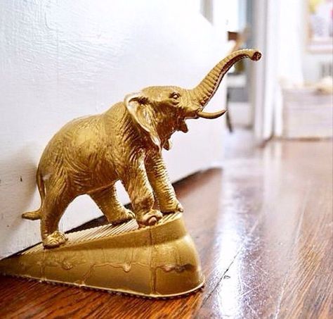 DIY door stop Plastic Animal Crafts, Gold Spray Paint, Gold Spray, Deco Originale, Baby Panda, Plastic Toys, Plastic Animals, An Elephant, Toy Soldiers