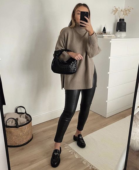 Casual Date Outfit Autumn, Split Hem Sweater Outfit, Fall Outfits For Work 2023, November Outfits 2022, Loafers With Leggings, Zara Outfit 2022 Winter, Loafer Winter Outfit, Platform Loafers Outfit Dress Work, Mocassin Outfit Winter