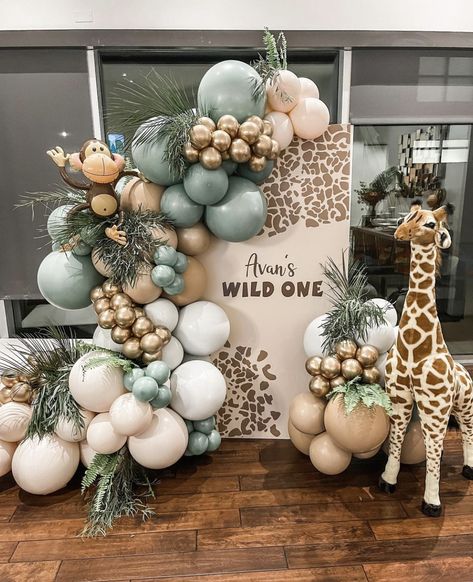 Trending Party Decor, Safari Balloons, First Birthday Decorations Boy, Giraffe Birthday Parties, Wild Baby Shower, Chiara Backdrop, Jungle Theme Birthday Party, Jungle Thema, Safari Animals Birthday