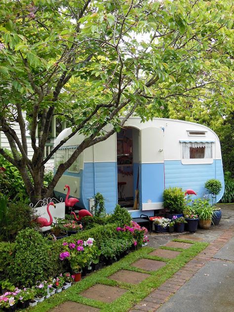 An angel in the garden: Comfort and Joy Camper Playhouse, Playhouse Remodel, Caravan Vintage, Retro Trailers, Camp Trailer, Camping Vintage, Camping Store, Vintage Camper Remodel, Tiny Trailers