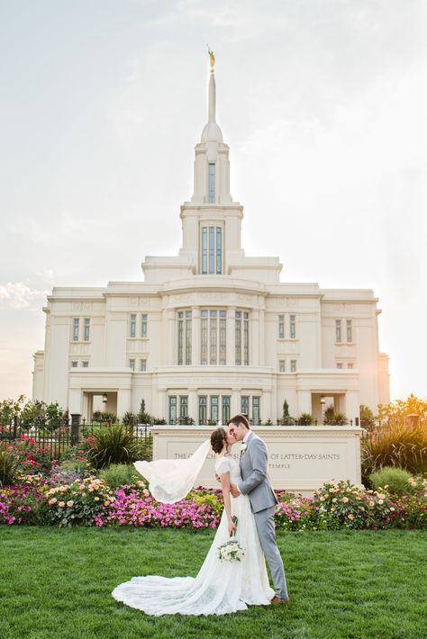 Sunset, front side of the temple Pretty Temple Pictures, Mesa Temple Wedding Photos, Wedding Planning Pictures, Temple Wedding Pictures, Payson Temple, Bountiful Temple Wedding Pictures, Payson Utah Temple, Provo City Center Temple Wedding, Lds Temples Wedding