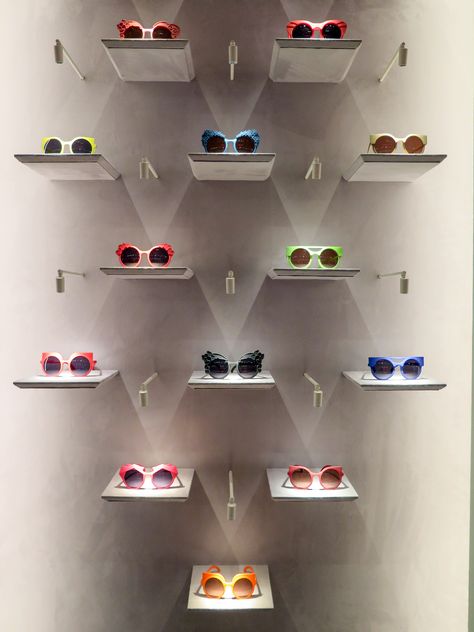 Optical Shop Interior Design Luxury, Eyewear Display Design, Sunglass Store Design, Sunglasses Shop Design, Sunglasses Store Design, Small Optical Shop Interior Design, Optical Window Display Ideas, Eyewear Display Ideas, Eyewear Store Design Optical Shop