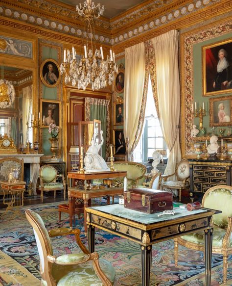 Most Expensive House, Jacques Garcia, House In France, Salas Living Room, Baroque Interior, Tropical Greenhouses, Classic French Style, Houses In France, Alexa Hampton