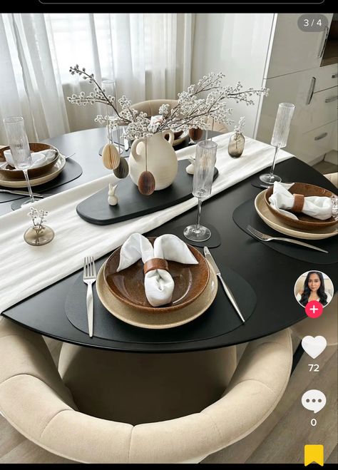 Modern Black Table Setting, Table Settings Circle Table, Black Round Dining Table Setting, Dinner Table Decor Round, Round Dining Table Dinner Set Up, Aesthetic Dining Room Table, Circle Dinner Table Decor, Black Circular Dining Table, Round Dining Table Placemats