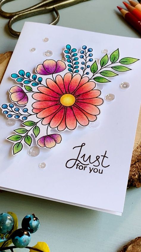 Colouring of a bouquet with a daisy flower using the Prisma colouring pencils and making a simple Birthday card. Includes a free printable. ----- #HandmadeMothersDayCardIdeas #EasyHandmadeMothersDayCards #FreePrintable Simple Colourful Drawing, Colouring Flowers With Pencils, Beautiful Flower Drawings Colour, Daisy Flower Drawing Simple, Colourful Drawing Ideas Creative, Sketches Floral, Vintage Doodles, Creative Card Making Ideas, A Daisy Flower