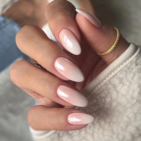 30 Neutral Winter Nails: Elegant and Trendy Ideas for a Chic Winter Manicure Classy Manicure Ideas, Winter Neutral Nails, Taupe Nails Designs, Neutral Winter Nails, Classy Manicure, Nails Rosa, Ongles Beiges, Neutral Nail Art, Taupe Nails