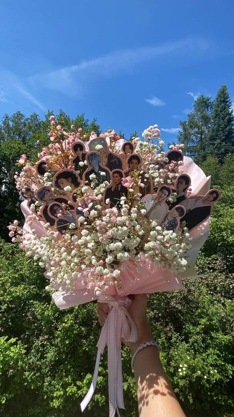 BTS bouquet gift Jungkook Flower Bouquet, Picture Bouquet Gift, Birthday Flowers Bouquet For Best Friend, Kpop Gift Basket, Kpop Christmas Gift Ideas, K Pop Bouquet, Enhypen Bouquet, 18th Birthday Gift Ideas For Best Friend, Bts Flower Bouquet