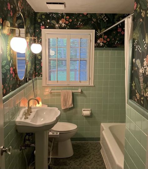 Hacienda Bathroom Ideas, Green Midcentury Bathroom, Grandma Bathroom Aesthetic, Vintage Green Tile Bathroom, 1980 Bathroom, Granny Bathroom, Vintage Bathroom Update, 60s Bathroom Remodel, 50’s Bathroom