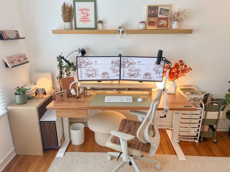 Desk Gaming Aesthetic, Dream Office Cozy, Cozy Minimalist Gaming Setup, Youtube Desk Setup, Wfh Office Setup, Cozy Gaming Room Setup, Cozy Gamer Setup, Computer Desk Setup Aesthetic, Two Monitor Desk Setup Office