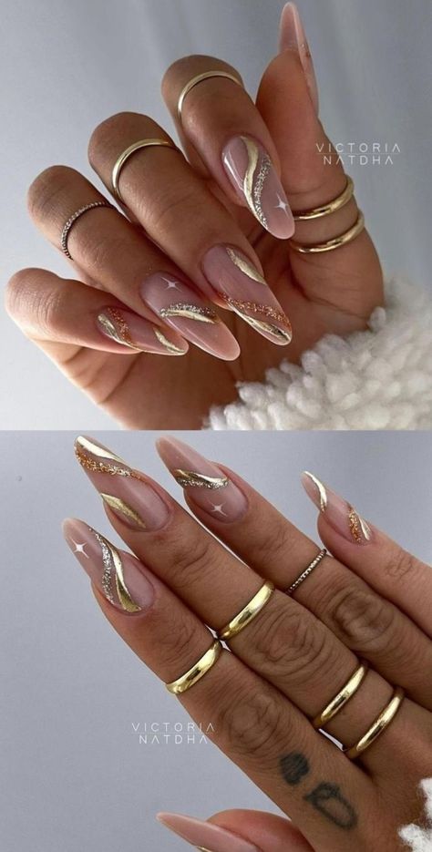 White And Golden Nails, Gold Swirl Nails, Stiletto Nails Designs Summer, 30th Birthday Nails, Gold Pedicure, Ongles Beiges, Summer Nail Inspiration, White Nails With Gold, Nail Art Easy