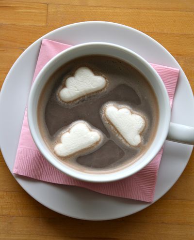 Clouds in My Cocoa by thefarmchicks.typepad.com What a fantastic idea to use homemade marshmallows for! Just saw a great recipe for them on Annie's Eats yesterday. My daughters would love this! Pastel Cupcakes, Homemade Marshmallows, Cooking Guide, Marshmallows, Cute Food, Cappuccino, Food Art, Cookies Et Biscuits, Sprinkles