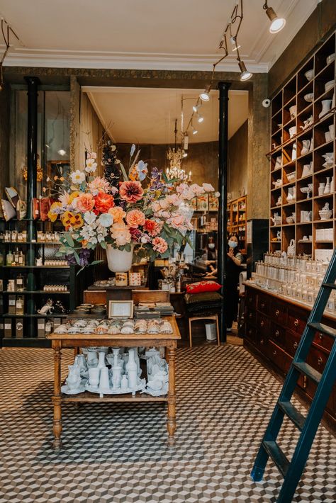 Hotel Store Design, Parisian Store Interior, Parisian Boutique Interior, Cute Shops Interior, French Boutique Interior, Fancy Store Interior Design, Moody Boutique, Small Flower Shop Interiors, Vintage Store Interior