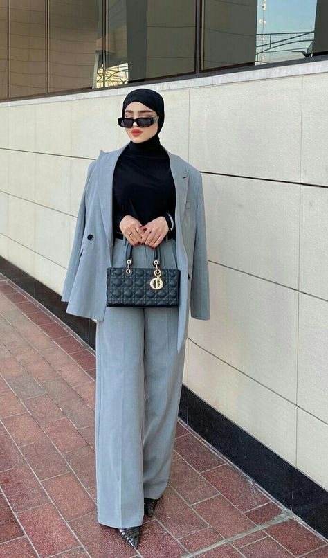 Classic Hijab Outfit, Suit Hijab, Eid Looks, Off White Blazer, Chic Outfits Classy, Business Professional Outfits, Blazer Outfits For Women, Hijab Trends, Stylish Blazer