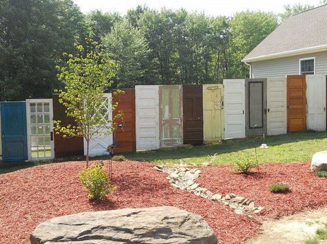 reuse old doors as a privacy fence Different Types Of Fences, Cottage Lounge, Frosted Glass Design, Lattice Fence, Types Of Fences, Backyard Privacy, Garden Junk, Front Yard Fence, Privacy Fences