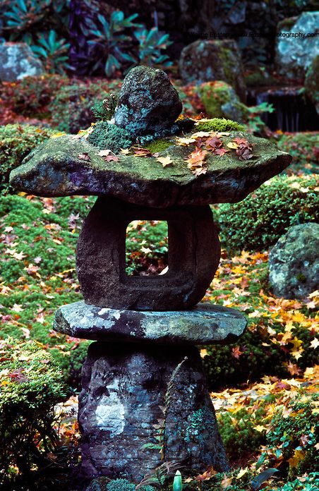 Japanese Garden Zen, Japanese Garden Backyard, Japanese Stone Lanterns, Japanese Rock Garden, Garden Archway, Japanese Style Garden, Japanese Garden Landscape, Temple Gardens, Japanese Lantern