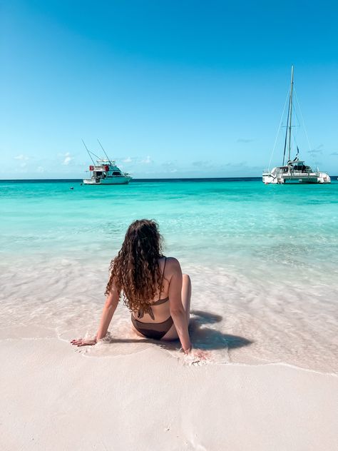 Girl sitting on a beach in Curaçao overlooking the blue ocean, she’s wearing a brown bikini Photo Ideas Travel, Picture Ideas Summer, Summer Photo Ideas, Instagram Picture Ideas, Photography Beach, Summer Inspiration, Summer Photos, Travel Alone, Australia Travel