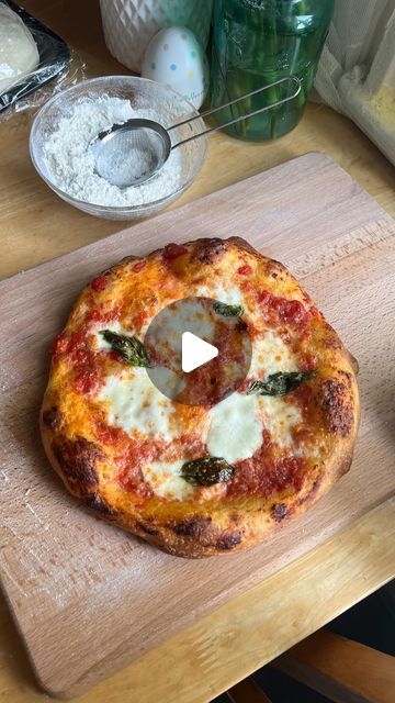 Pizza Recipes Videos, Pizza Dough Recipe No Yeast, Yeast Pizza Dough Recipe, Pizza Knots, Ciabatta Pizza, Plain Yogurt Recipes, Xmas Windows, Basil Water, Pizza Recipe Video