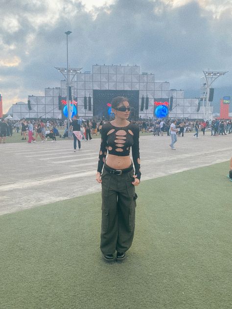 All Things Go Music Festival Outfits, Music Festival Outfits Cold Weather, Cold Weather Festival Outfit, Festival Outfits Cold Weather, Festival Aesthetic Outfit, Cold Festival Outfit, Rock In Rio 2022, Fall Festival Outfit, Festival Aesthetic