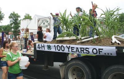 pictures of 4-h club parade floats | The Valley View Ag 4-H club s float won the first-place prize in a ... Mardi Gras Float, Christmas Parade Floats, 4 H Club, Pumpkin Festival, Visual Literacy, Queen Size Platform Bed, Parade Float, Christmas Parade, Decorating Themes