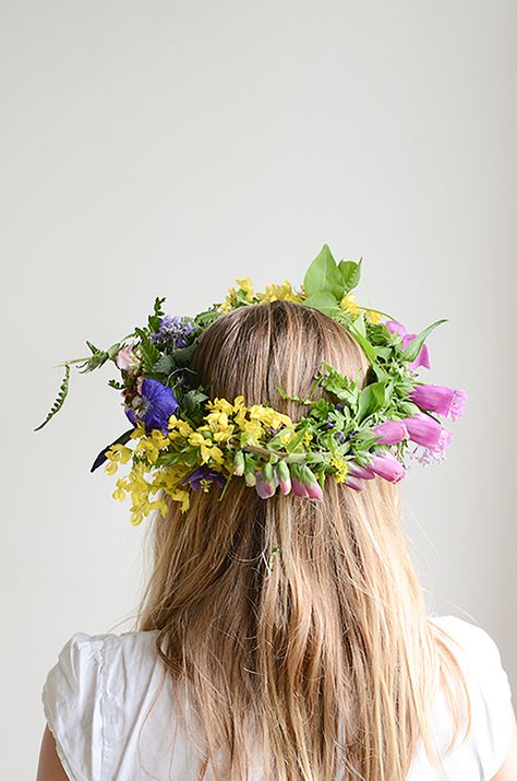 Flower Crown Simple, Crown Simple, Diy Floral Crown, Christmas Tree Hair, Dreamy Flowers, Nature Projects, Unicorn Valentine, Head Wreath, Simple Christmas Tree