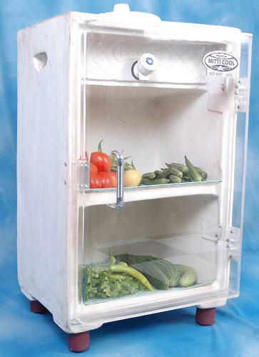 The Mitticool will keep vegetables and dairy relatively cold thanks to evaporation. Clay Refrigerator, Fridge Ideas, Owner Builder, Zero Energy, Astuces Diy, Cob House, Garden Pottery, Food Storage Boxes, Earthship