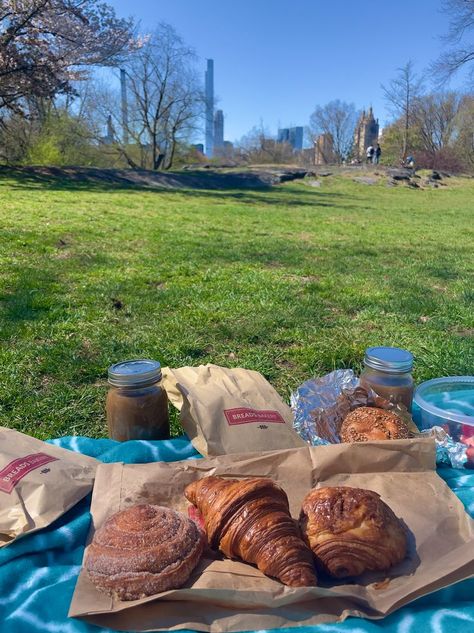 Picnic Aesthetic Central Park, City Park Picnic Aesthetic, Nyc Picnic Aesthetic, Spring In Central Park, Spring Central Park, Central Park Picnic Aesthetic, Spring City Aesthetic, Spring Aesthetic City, Nyc Spring Aesthetic