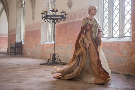 Queen Gertrude Ophelia, Queen Gertrude, Ophelia 2018, S Costumes, Juliet Movie, Female Perspective, Pre Raphaelite Art, Fantasy Outfits, John William Waterhouse