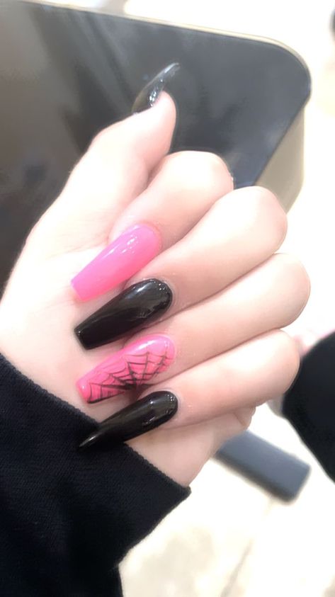 Pink And Black Spider Web Nails, Emo Pink Nails, Scene Nails Acrylic, Draculaura Inspired Nails, Cute Emo Nails, Cute Goth Nails, Monster High Nail Art, Emo Acrylic Nails, Punk Nails Grunge