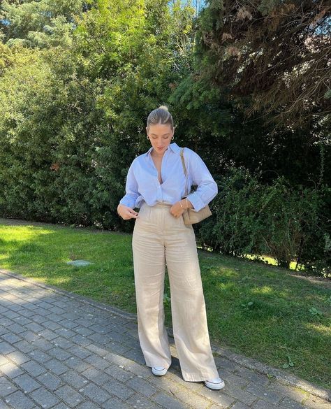 Outfit Avec Pantalon Beige, Beige Chinos Women Outfit, Pantalones Beige Outfit, Old Money Modest Outfit, Outfit Con Pantalon Beige, Outfit Pantalon Beige, Khaki Jeans Outfit, Chinos Women Outfit, Preppy Style Outfits