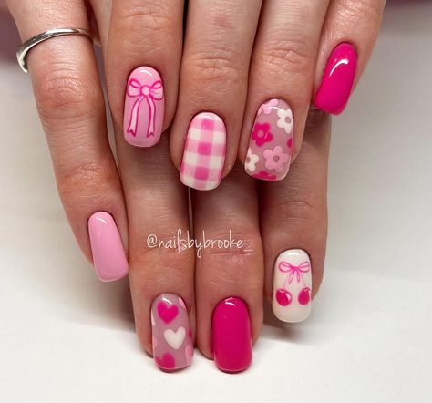 Cute Girly Nail Ideas, Sunner Nails Idea, Short Gel Nail Designs Pink, Nails To Match Pink Dress, Crazy Pink Nails, Cute Christmas Nails Pink, Pink Nails With Roses, Pink Pattern Nails, Pretty Pink Nails Design